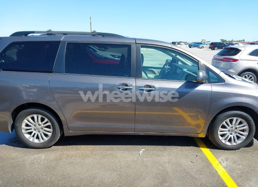 Photo 13 of 2017 Toyota Sienna XLE 8 PASSENGER (VIN 5TDYZ3DC2HS778209)