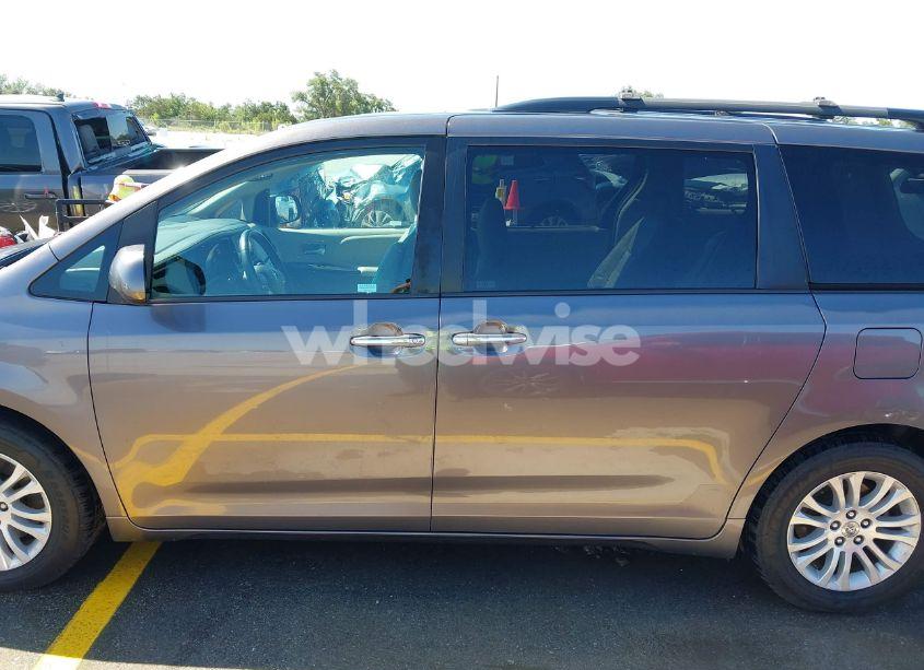 Photo 14 of 2017 Toyota Sienna XLE 8 PASSENGER (VIN 5TDYZ3DC2HS778209)