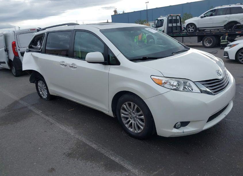 2017 Toyota Sienna XLE/LIMITED (VIN 5TDYZ3DC2HS793423) main photo