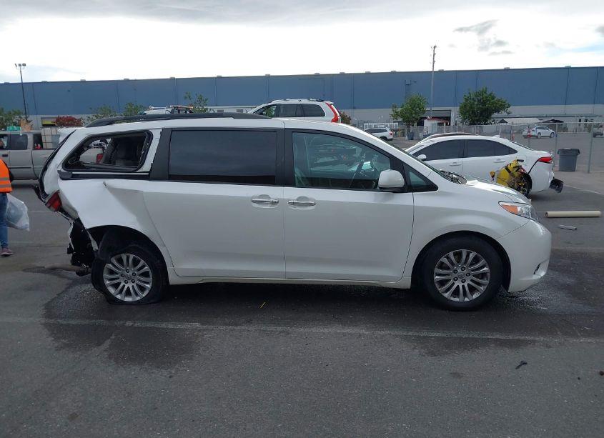 Photo 14 of 2017 Toyota Sienna XLE/LIMITED (VIN 5TDYZ3DC2HS793423)
