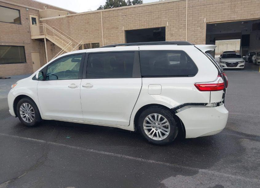 Photo 15 of 2017 Toyota Sienna XLE/LIMITED (VIN 5TDYZ3DC2HS793423)