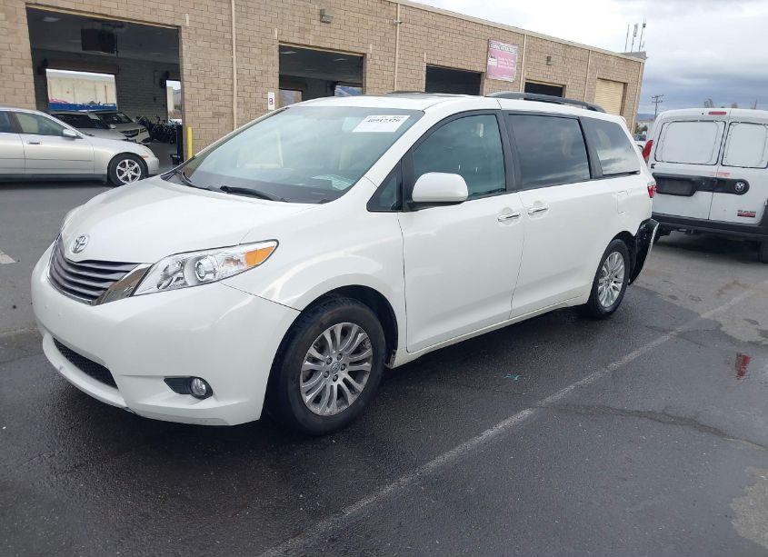Photo 2 of 2017 Toyota Sienna XLE/LIMITED (VIN 5TDYZ3DC2HS793423)