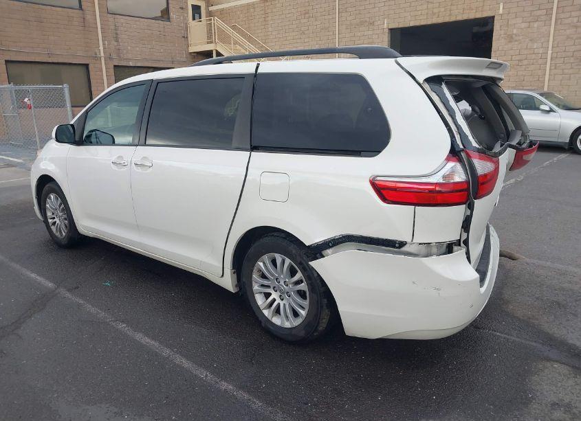 Photo 3 of 2017 Toyota Sienna XLE/LIMITED (VIN 5TDYZ3DC2HS793423)