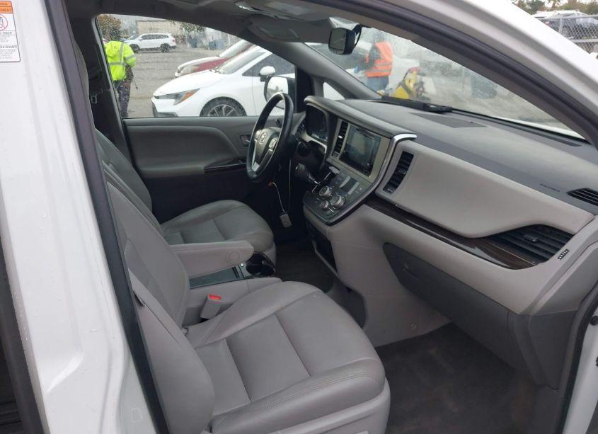 Photo 5 of 2017 Toyota Sienna XLE/LIMITED (VIN 5TDYZ3DC2HS793423)