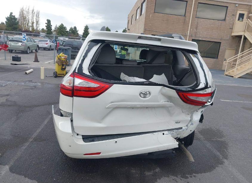 Photo 6 of 2017 Toyota Sienna XLE/LIMITED (VIN 5TDYZ3DC2HS793423)