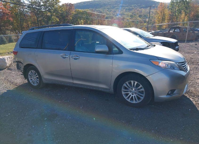 2017 Toyota Sienna XLE 8 PASSENGER (VIN 5TDYZ3DC2HS833614) main photo