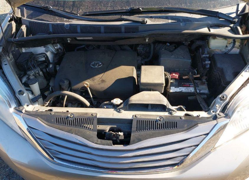 Photo 10 of 2017 Toyota Sienna XLE 8 PASSENGER (VIN 5TDYZ3DC2HS833614)