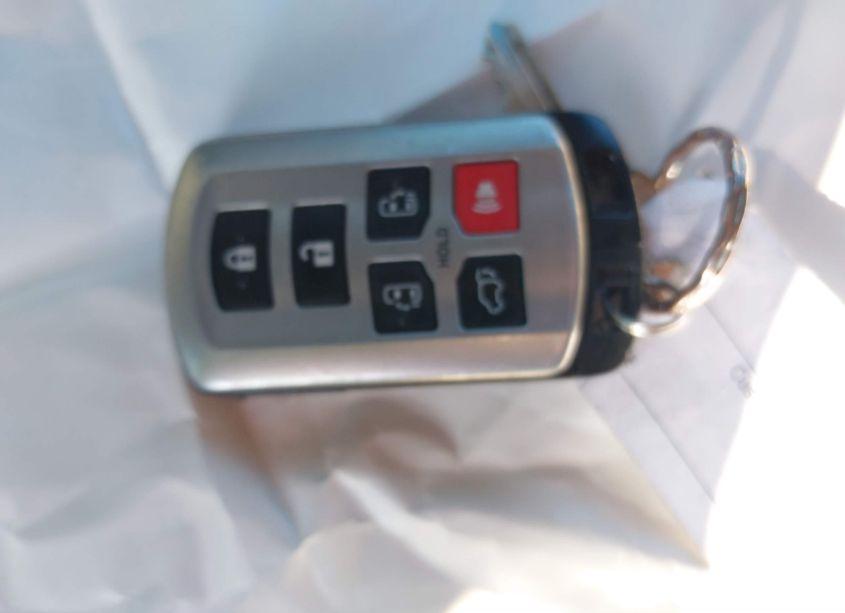 Photo 11 of 2017 Toyota Sienna XLE 8 PASSENGER (VIN 5TDYZ3DC2HS833614)