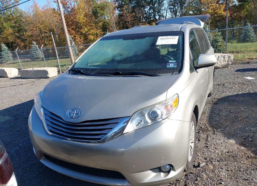 Photo 12 of 2017 Toyota Sienna XLE 8 PASSENGER (VIN 5TDYZ3DC2HS833614)