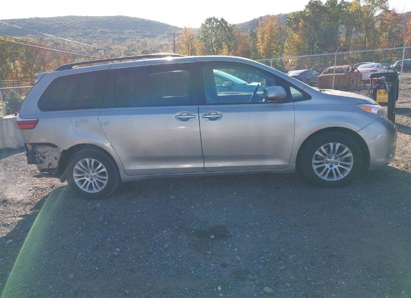 Photo 13 of 2017 Toyota Sienna XLE 8 PASSENGER (VIN 5TDYZ3DC2HS833614)