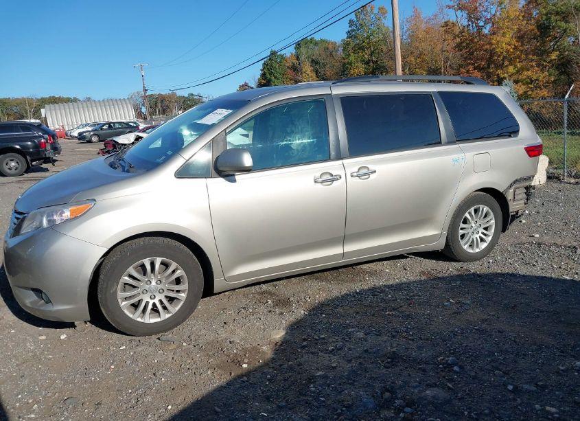 Photo 14 of 2017 Toyota Sienna XLE 8 PASSENGER (VIN 5TDYZ3DC2HS833614)