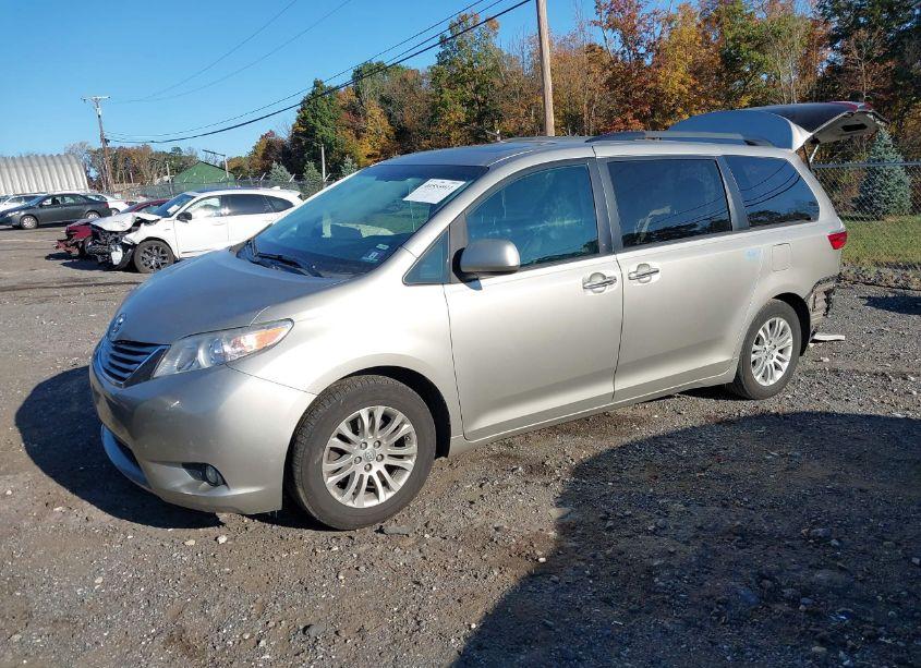 Photo 2 of 2017 Toyota Sienna XLE 8 PASSENGER (VIN 5TDYZ3DC2HS833614)