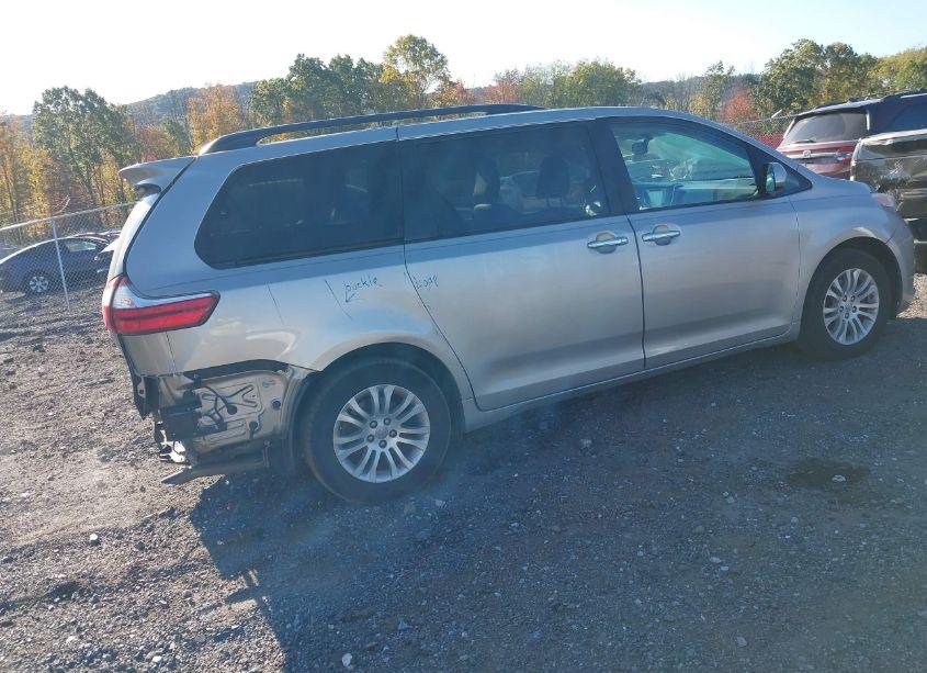 Photo 4 of 2017 Toyota Sienna XLE 8 PASSENGER (VIN 5TDYZ3DC2HS833614)