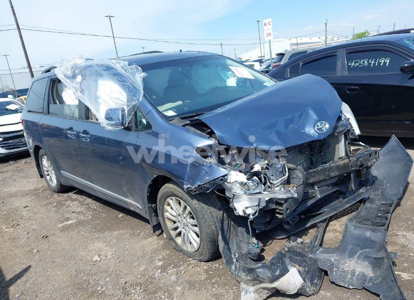 2017 Toyota Sienna XLE 8 PASSENGER (VIN 5TDYZ3DC2HS864152) main photo