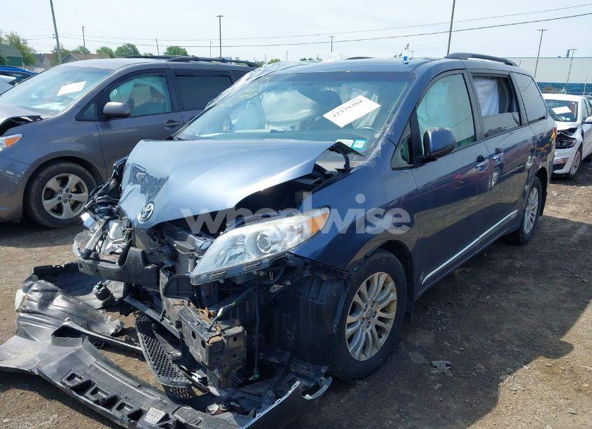 Photo 2 of 2017 Toyota Sienna XLE 8 PASSENGER (VIN 5TDYZ3DC2HS864152)