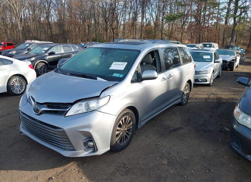 Photo 2 of 2018 Toyota Sienna XLE 8 PASSENGER (VIN 5TDYZ3DC2JS911153)