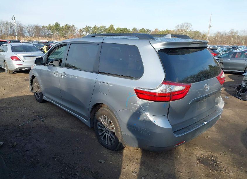 Photo 3 of 2018 Toyota Sienna XLE 8 PASSENGER (VIN 5TDYZ3DC2JS911153)