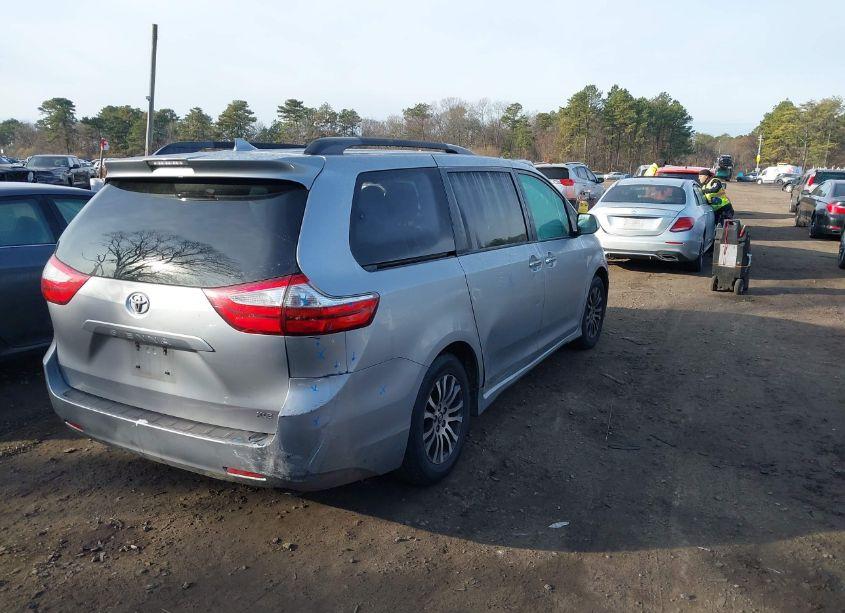 Photo 4 of 2018 Toyota Sienna XLE 8 PASSENGER (VIN 5TDYZ3DC2JS911153)