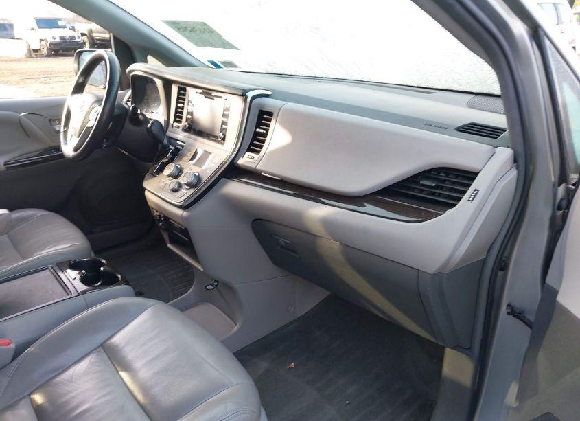 Photo 5 of 2018 Toyota Sienna XLE 8 PASSENGER (VIN 5TDYZ3DC2JS911153)