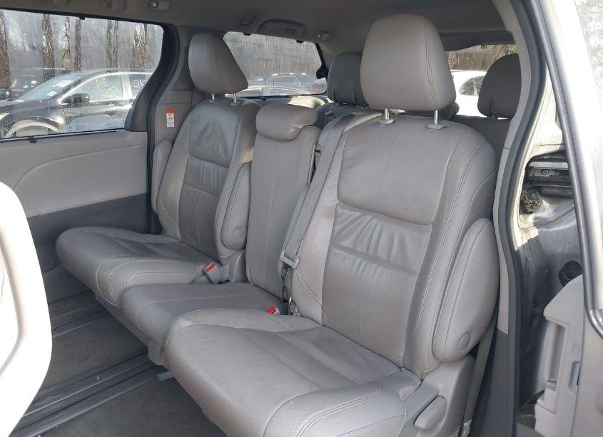 Photo 8 of 2018 Toyota Sienna XLE 8 PASSENGER (VIN 5TDYZ3DC2JS911153)