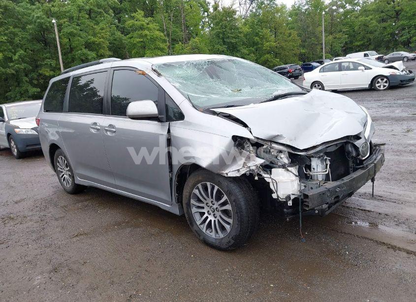 2018 Toyota Sienna XLE 8 PASSENGER (VIN 5TDYZ3DC2JS940989) main photo