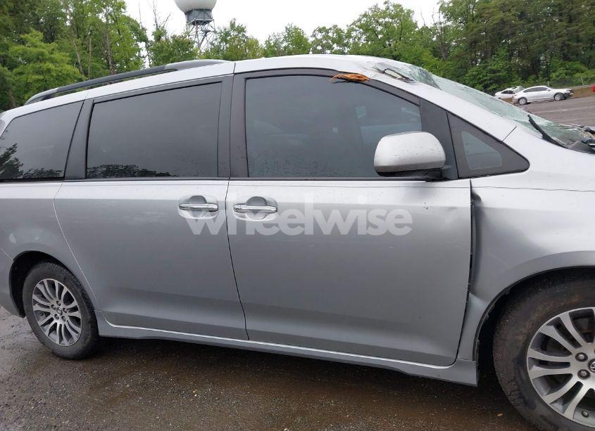 Photo 13 of 2018 Toyota Sienna XLE 8 PASSENGER (VIN 5TDYZ3DC2JS940989)