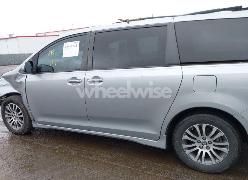 Photo 14 of 2018 Toyota Sienna XLE 8 PASSENGER (VIN 5TDYZ3DC2JS940989)