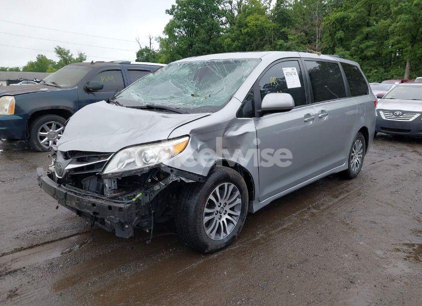Photo 2 of 2018 Toyota Sienna XLE 8 PASSENGER (VIN 5TDYZ3DC2JS940989)