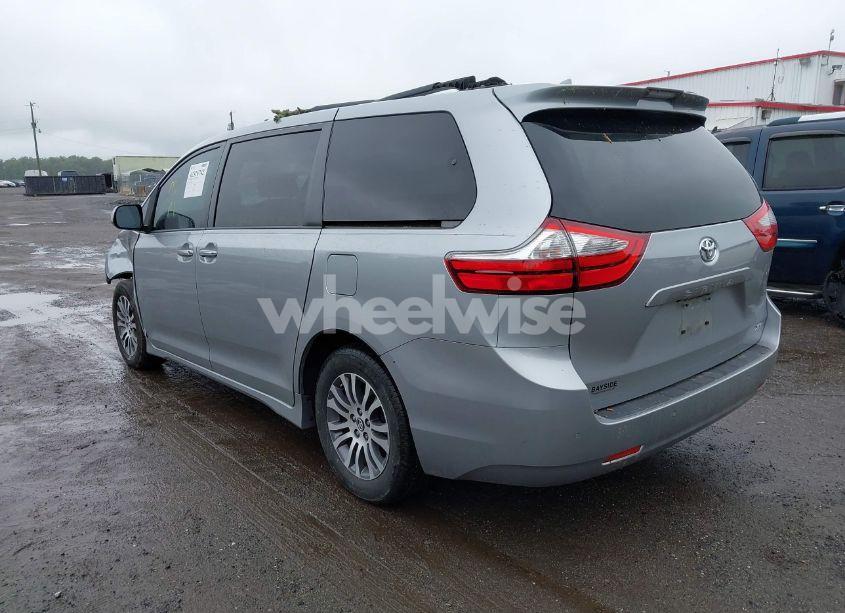 Photo 3 of 2018 Toyota Sienna XLE 8 PASSENGER (VIN 5TDYZ3DC2JS940989)