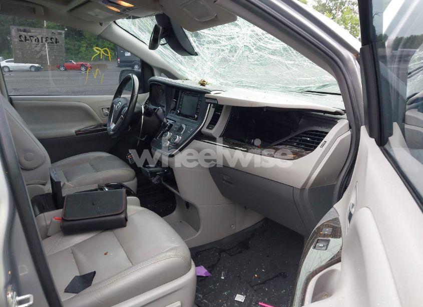 Photo 5 of 2018 Toyota Sienna XLE 8 PASSENGER (VIN 5TDYZ3DC2JS940989)