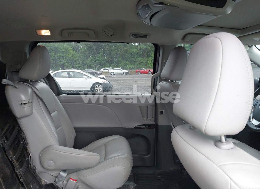 Photo 8 of 2018 Toyota Sienna XLE 8 PASSENGER (VIN 5TDYZ3DC2JS940989)