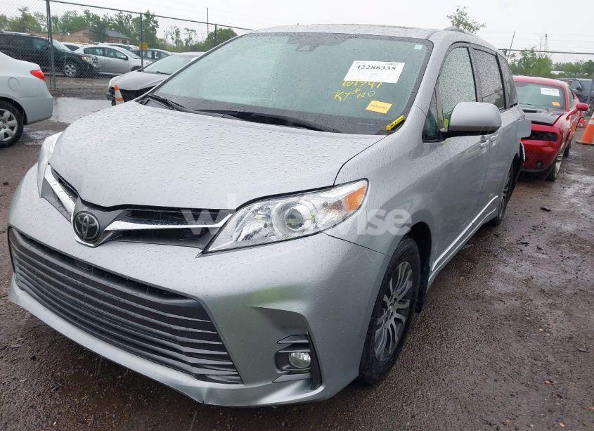Photo 2 of 2019 Toyota Sienna XLE 8 PASSENGER (VIN 5TDYZ3DC2KS018742)