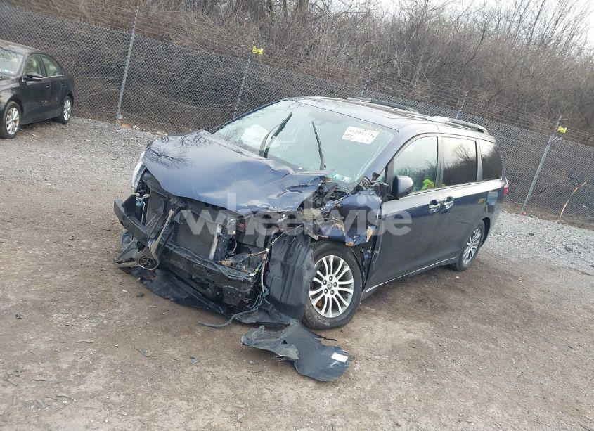 Photo 2 of 2019 Toyota Sienna XLE 8 PASSENGER (VIN 5TDYZ3DC2KS020717)