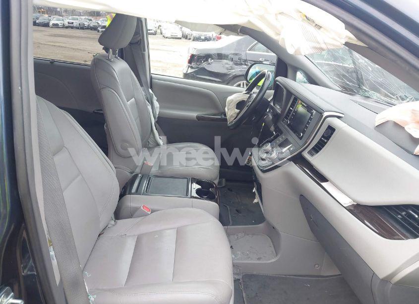 Photo 5 of 2019 Toyota Sienna XLE 8 PASSENGER (VIN 5TDYZ3DC2KS020717)