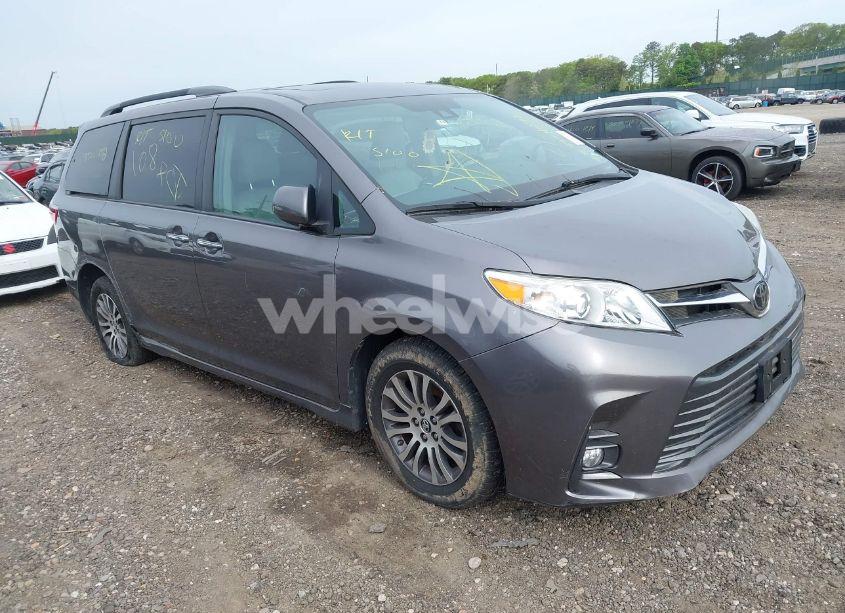 2019 Toyota Sienna XLE 8 PASSENGER (VIN 5TDYZ3DC2KS976344) main photo