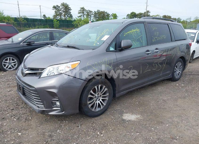 Photo 2 of 2019 Toyota Sienna XLE 8 PASSENGER (VIN 5TDYZ3DC2KS976344)