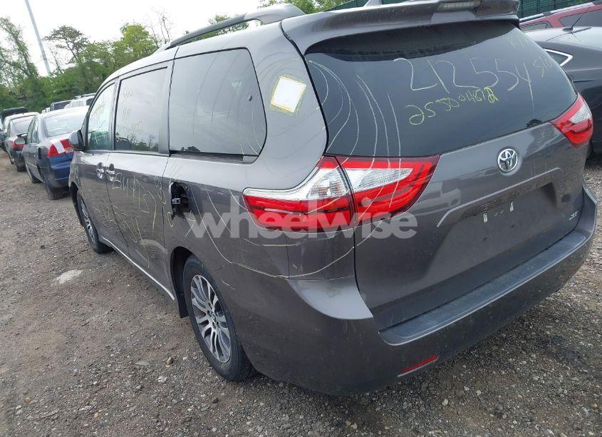 Photo 3 of 2019 Toyota Sienna XLE 8 PASSENGER (VIN 5TDYZ3DC2KS976344)