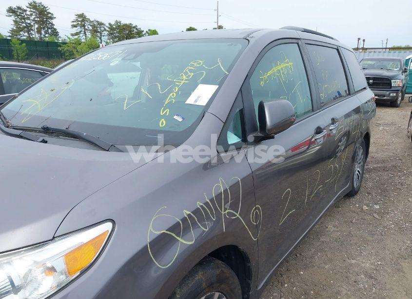 Photo 6 of 2019 Toyota Sienna XLE 8 PASSENGER (VIN 5TDYZ3DC2KS976344)