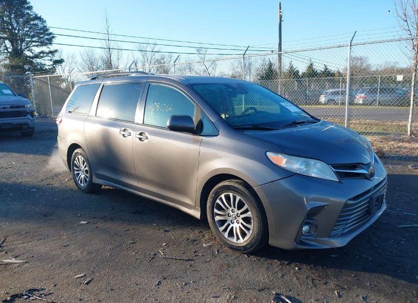 2020 Toyota Sienna XLE (VIN 5TDYZ3DC2LS042198) main photo