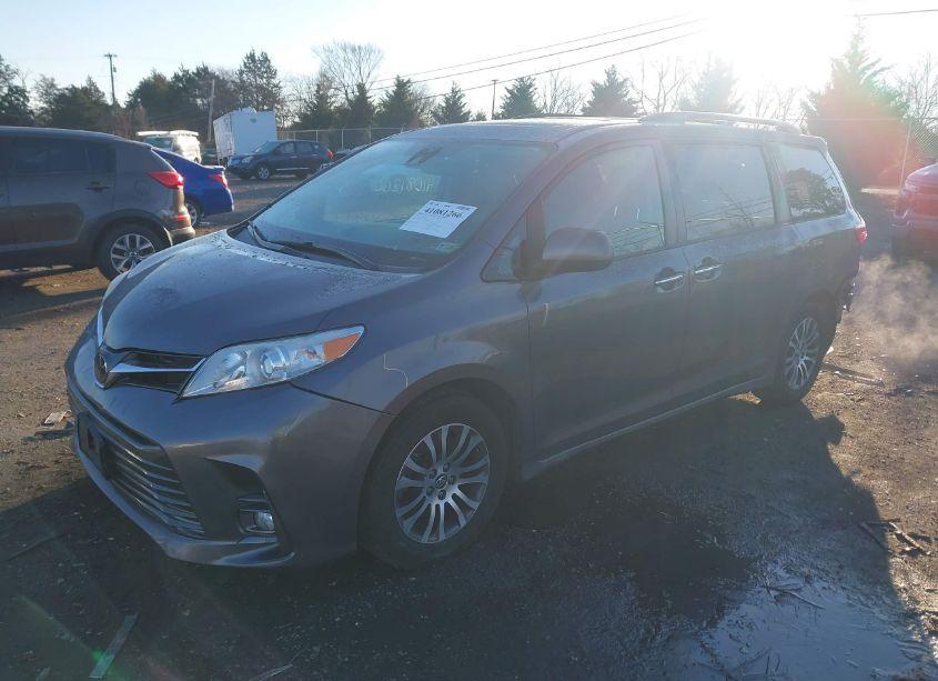 Photo 2 of 2020 Toyota Sienna XLE (VIN 5TDYZ3DC2LS042198)