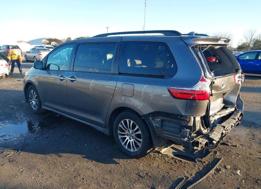 Photo 3 of 2020 Toyota Sienna XLE (VIN 5TDYZ3DC2LS042198)