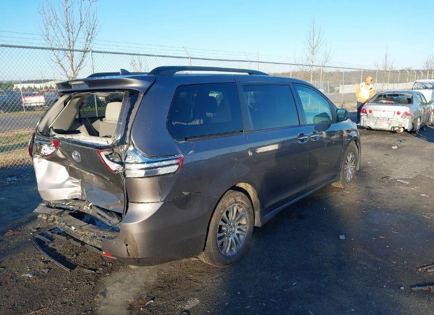 Photo 4 of 2020 Toyota Sienna XLE (VIN 5TDYZ3DC2LS042198)