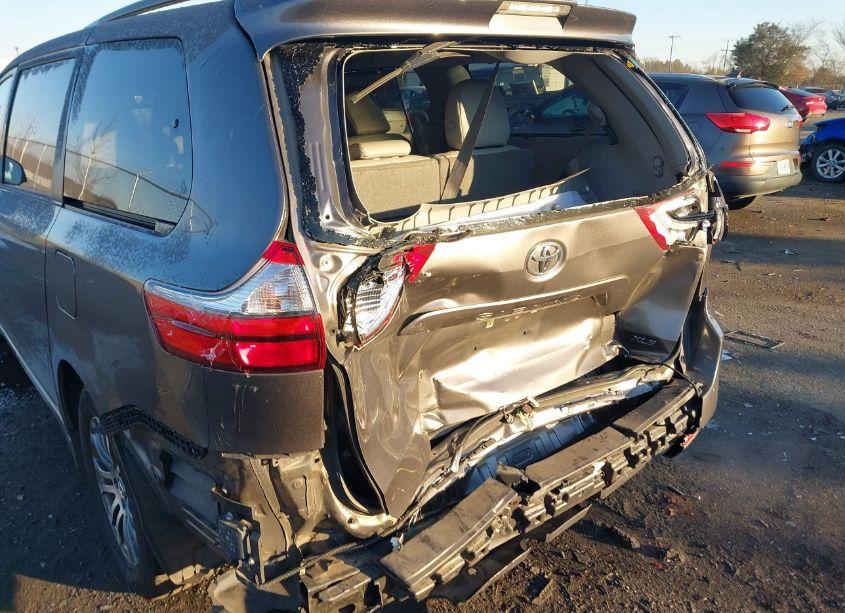 Photo 6 of 2020 Toyota Sienna XLE (VIN 5TDYZ3DC2LS042198)