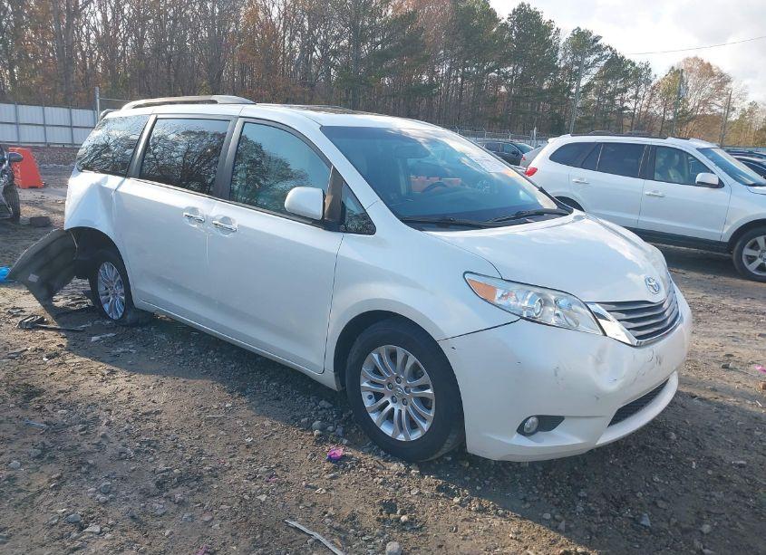 2017 Toyota Sienna XLE/LIMITED (VIN 5TDYZ3DC3HS772192) main photo