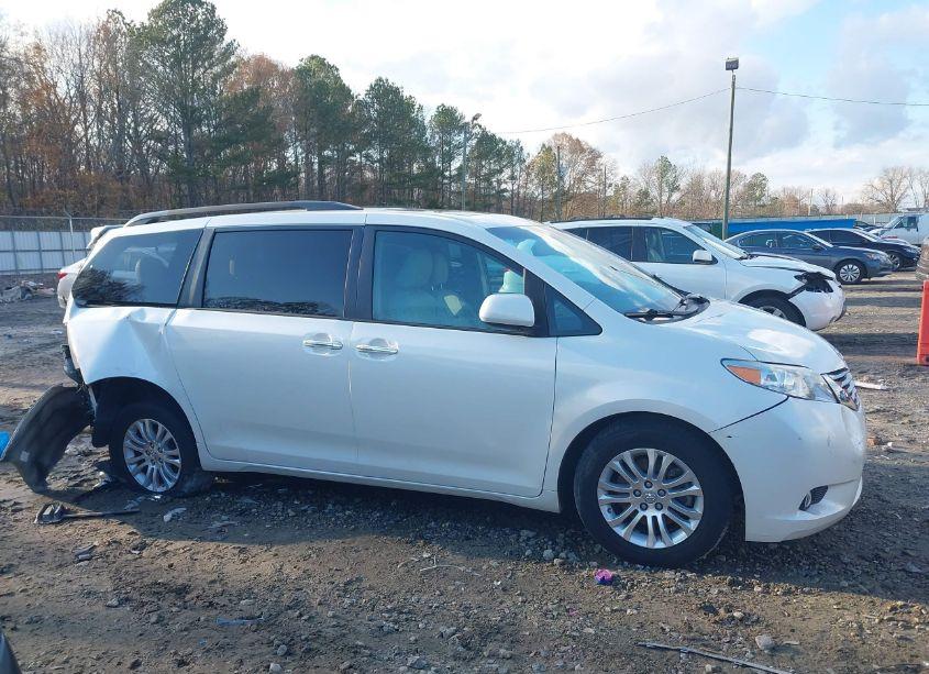 Photo 13 of 2017 Toyota Sienna XLE/LIMITED (VIN 5TDYZ3DC3HS772192)