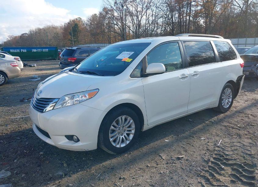 Photo 2 of 2017 Toyota Sienna XLE/LIMITED (VIN 5TDYZ3DC3HS772192)