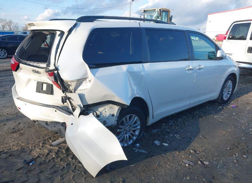 Photo 4 of 2017 Toyota Sienna XLE/LIMITED (VIN 5TDYZ3DC3HS772192)