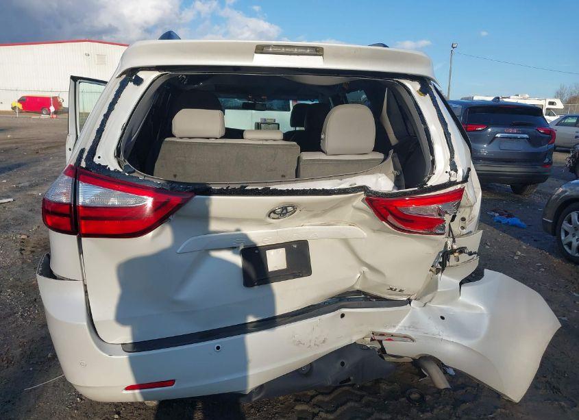 Photo 6 of 2017 Toyota Sienna XLE/LIMITED (VIN 5TDYZ3DC3HS772192)