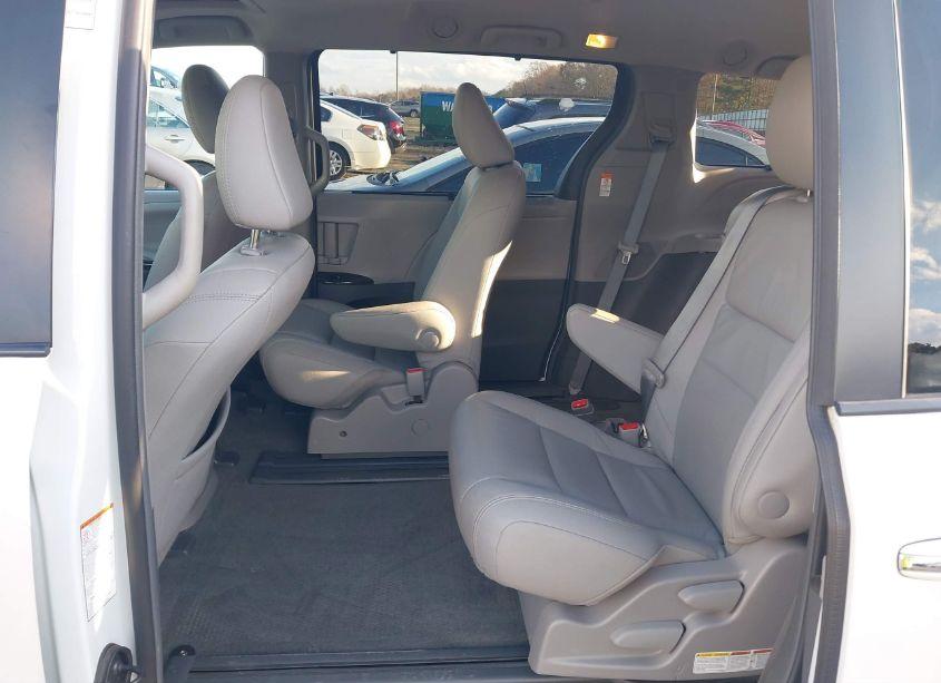 Photo 8 of 2017 Toyota Sienna XLE/LIMITED (VIN 5TDYZ3DC3HS772192)