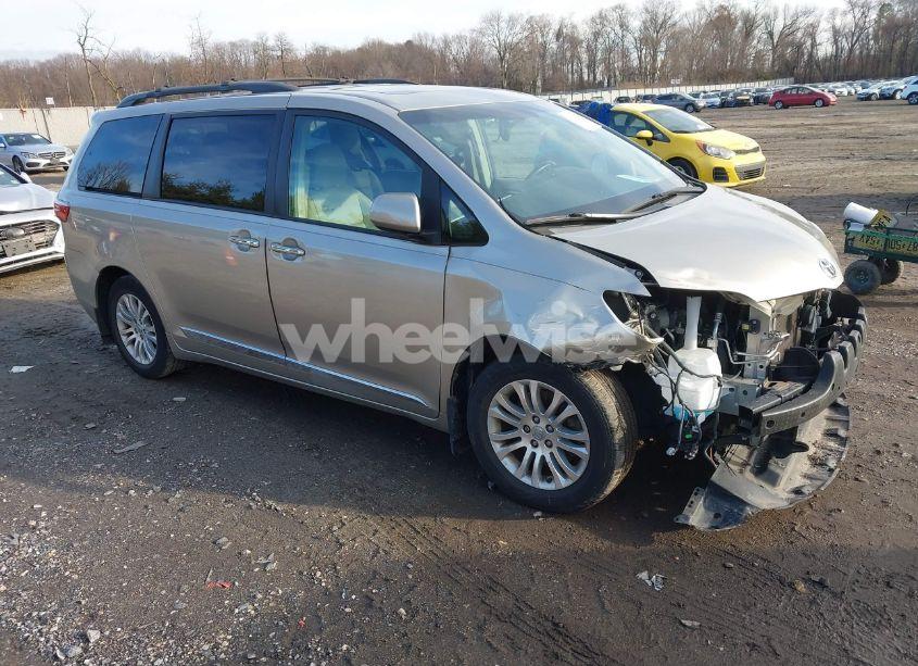 2017 Toyota Sienna XLE 8 PASSENGER (VIN 5TDYZ3DC3HS790045) main photo